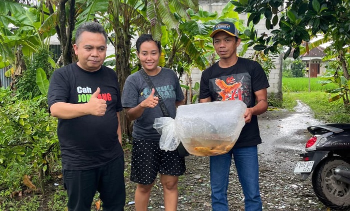 TELADAN: Wakil Ketua DPRD Jombang, HM Syarif Hidayatullah ST MMT (Gus Sentot), saat belanja ikan di Rumah Ikan Jombang di Geneng Jombang.  &nbsp;