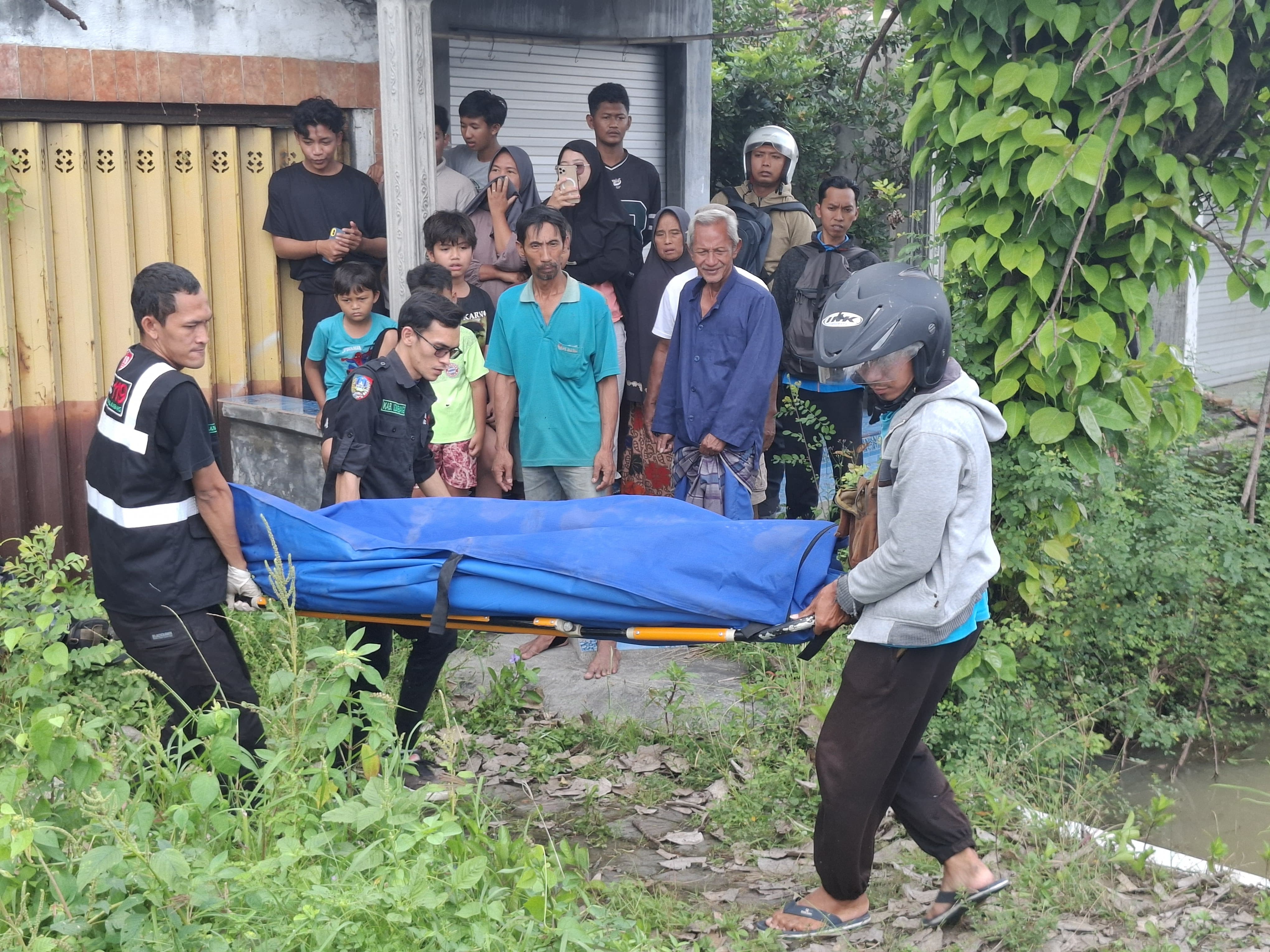 Proses evakuasi jasad korban lakalantas yamg tewas di Jalur Arteri Nasional Sambirejo, Jogoroto, Jombang