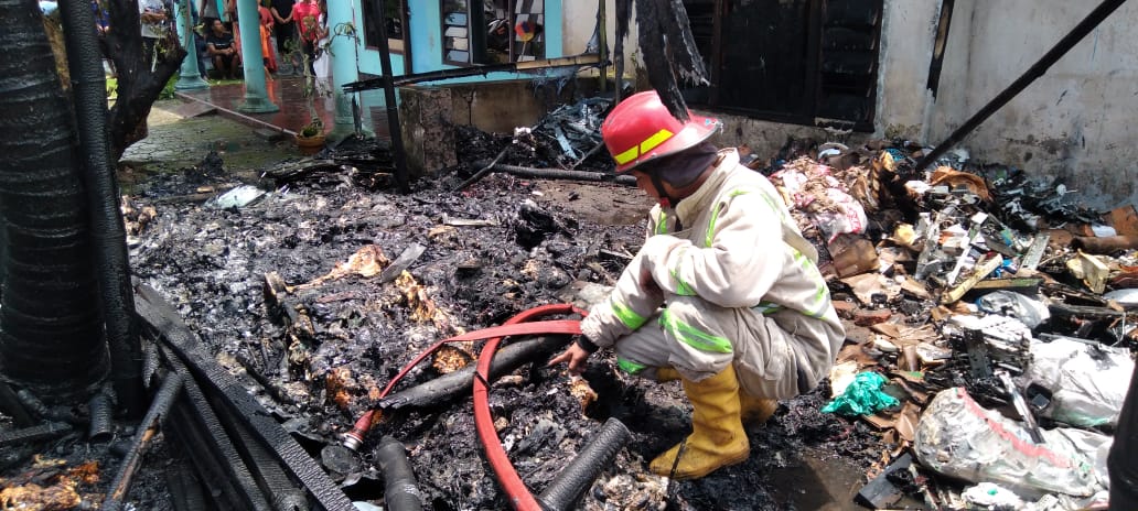 petugas BPBD Jombang saat mengevakuasi Kebakaran di Jatirejo Jombang