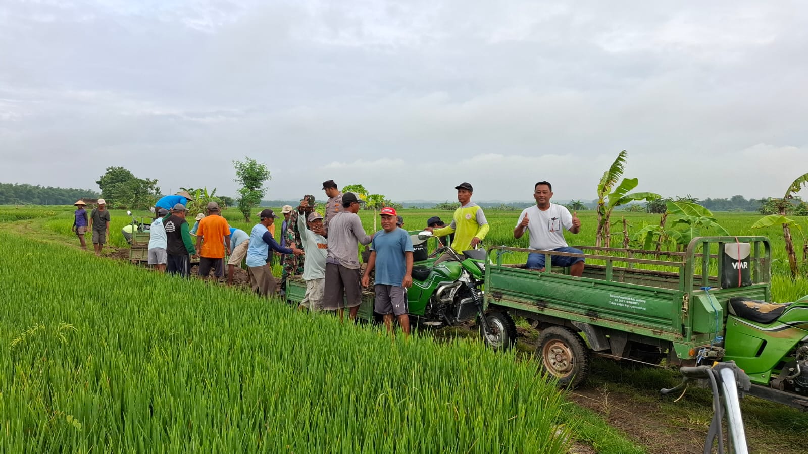  KOMPAK: Kepala Desa Kebonagung Yeni Anang Setiawan bersama warga masyarakat saat menguruk JUT di Dusun Rejomulyo, Rabu (11/2) pagi.