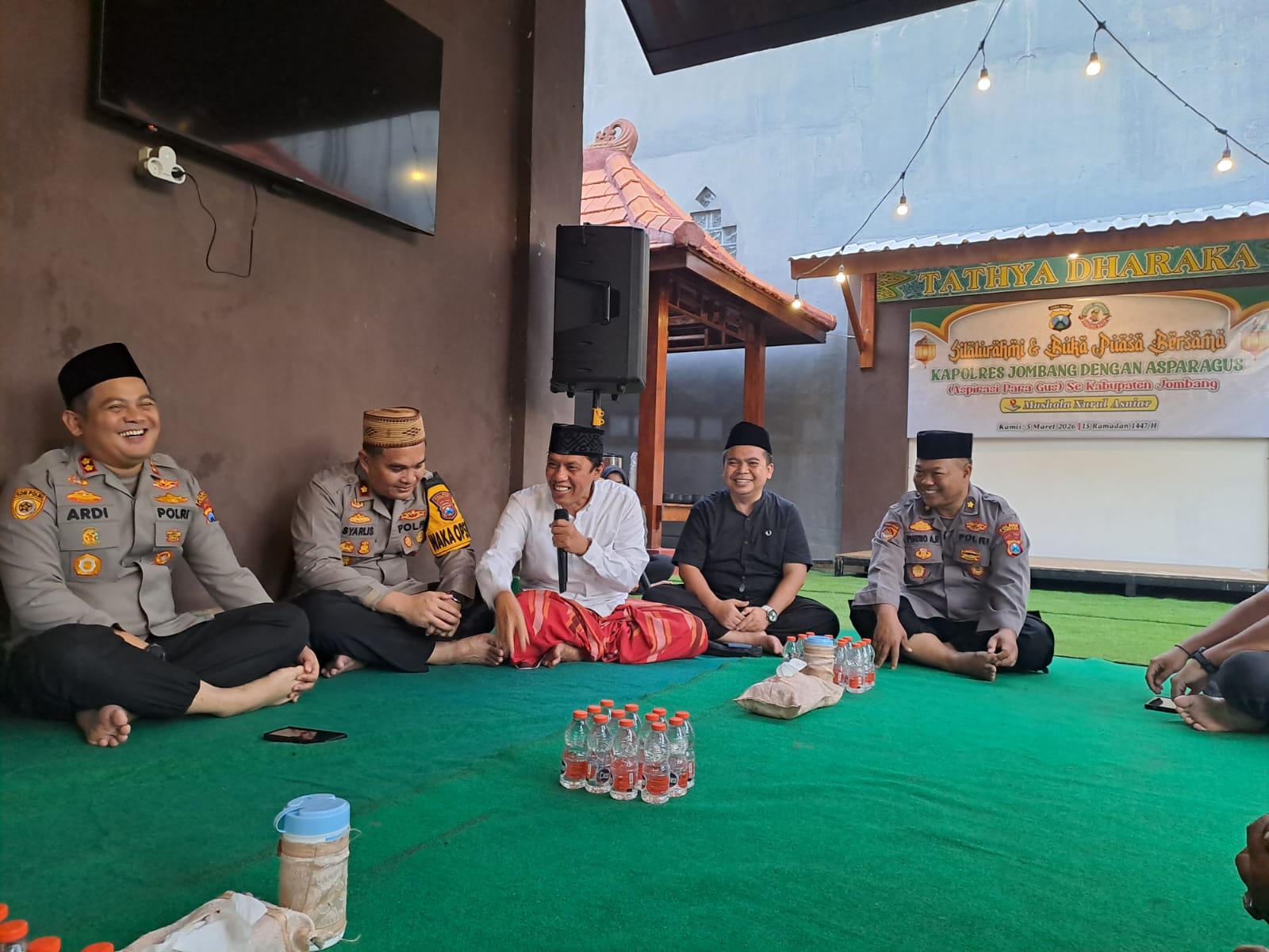 TELADAN: Wakil Ketua DPRD Jombang, HM Syarif Hidayatullah ST MMT (Gus Sentot), bersama Asparagus saat buka bersama Kapolres AKBP Ardi Kurniawan, Kamis (5/3).  &nbsp;