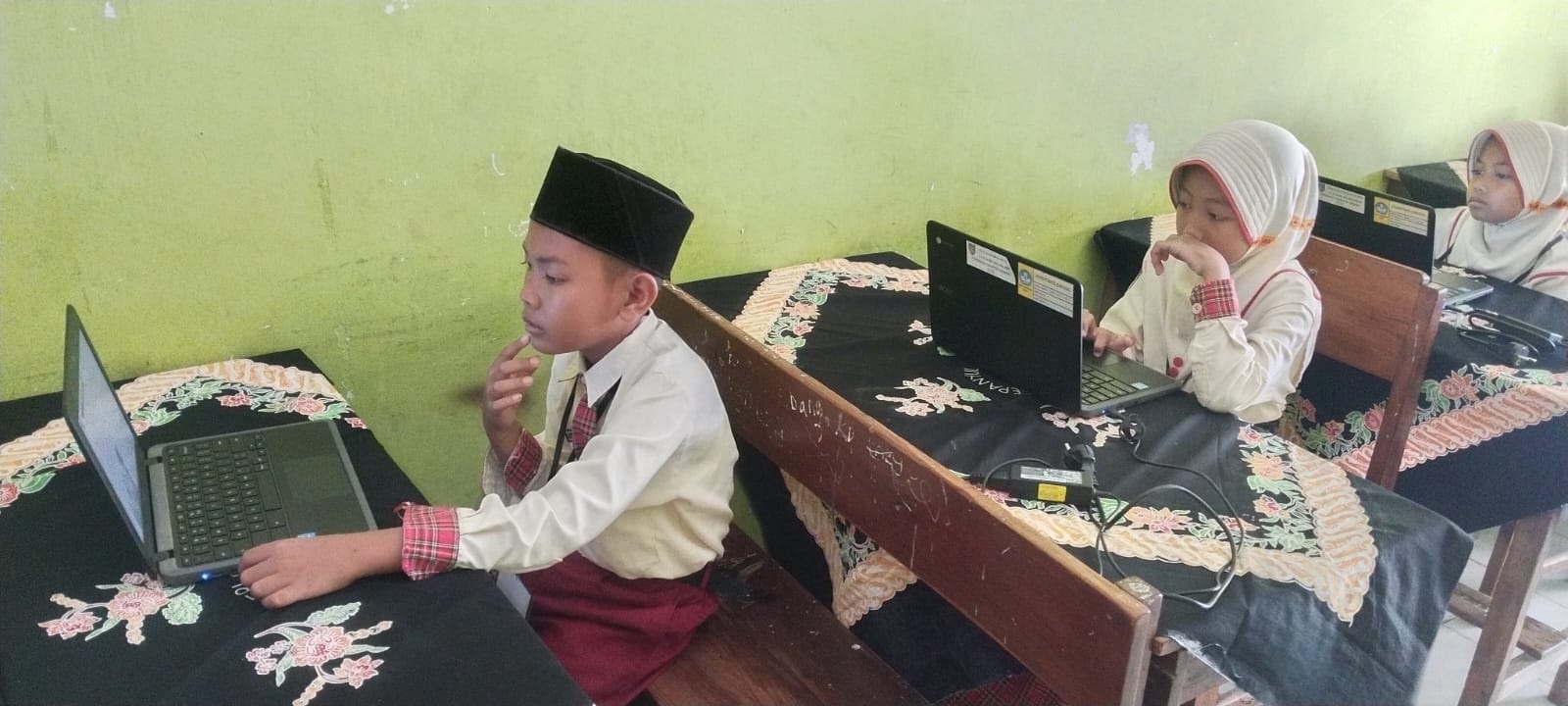 FOKUS: Siswa SDN Sepanyul Kecamatan Gudo saat mengerjakan ANBK, (24/9).