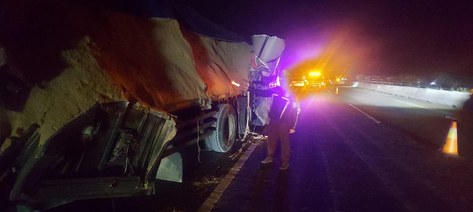 Kondisi truk yang ditabrak bus restu di Tol Jombang Mojokerto Jumat (6/3) malam
