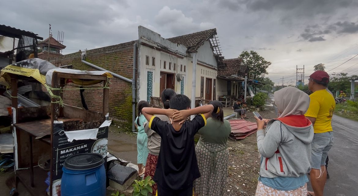 Angin kencang menerjang Desa Ngumpul, Kecamatan Jogoroto, Kabupaten Jombang, Minggu (8/3) siang.