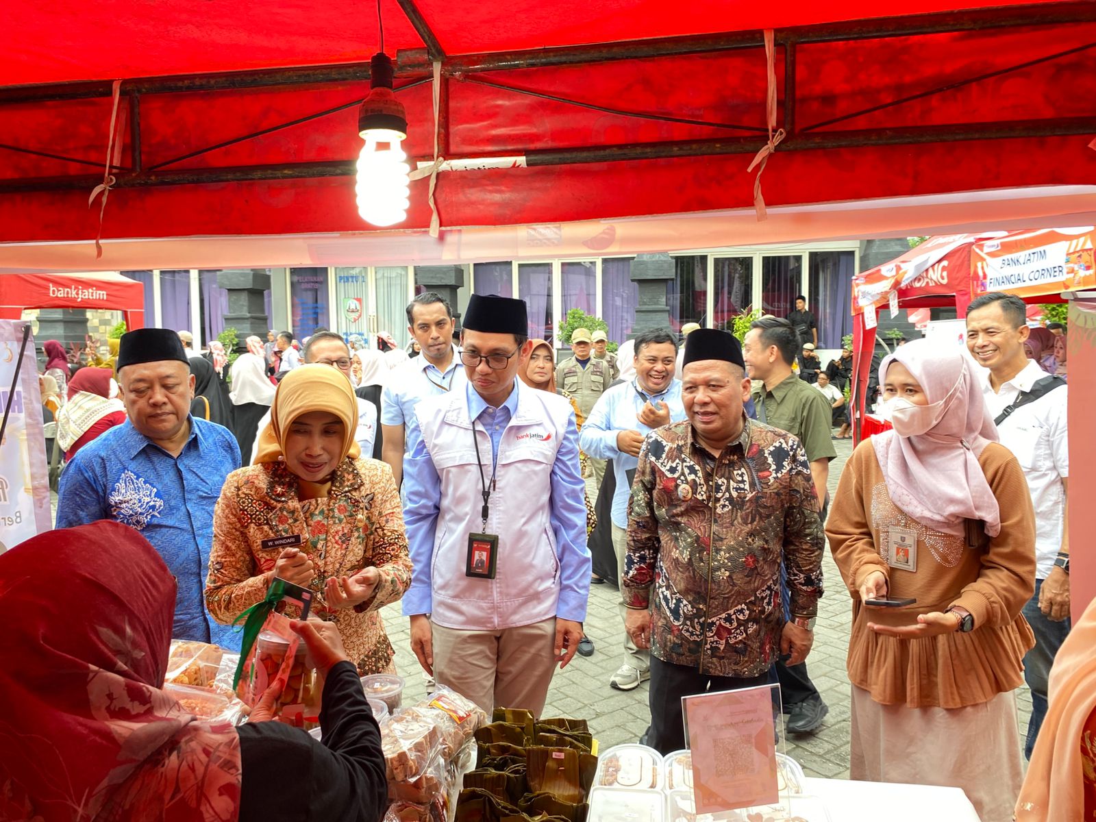   &nbsp;  APRESIASI: Pimpinan Bank Jatim Cabang Jombang Hanif Julhamsyah mendampingi Wabup Jombang Salmamudin Yazid, dan Kepala Dinas P dan K Jombang Wor Windari