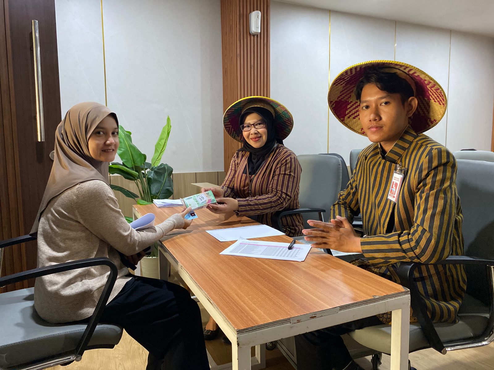   &nbsp;  UNIK: Pegawai Bank Jatim mengenakan pakaian kebaya khas budaya Jawa saat melayani penukaran uang baru, Selasa (10/3).