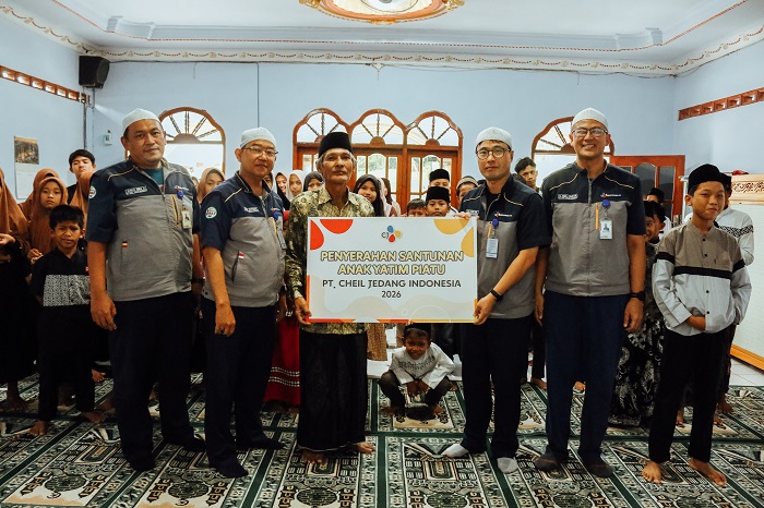   &nbsp;  PEDULI: Vice President PT CJI, Yoo Kungmin, bersama Associate Director, Beny Effendy, saat memberikan santunan kepada anak yatim