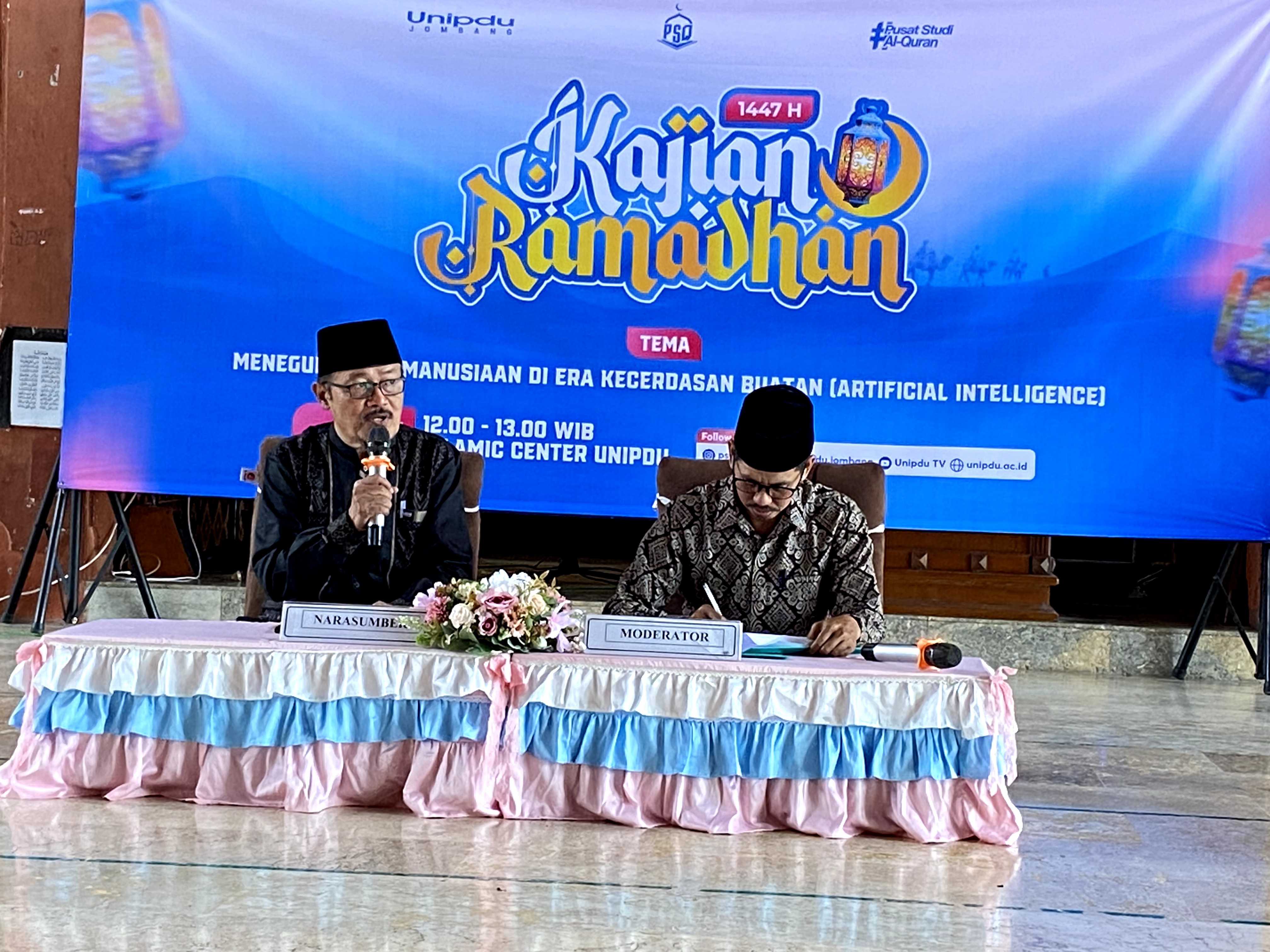   &nbsp;  TELADAN: Ketua Senat Unipdu, Prof Dr KH Ahmad Zahro MA saat menjadi narasumber kajian Ramadan, Minggu (8/3).  &nbsp;