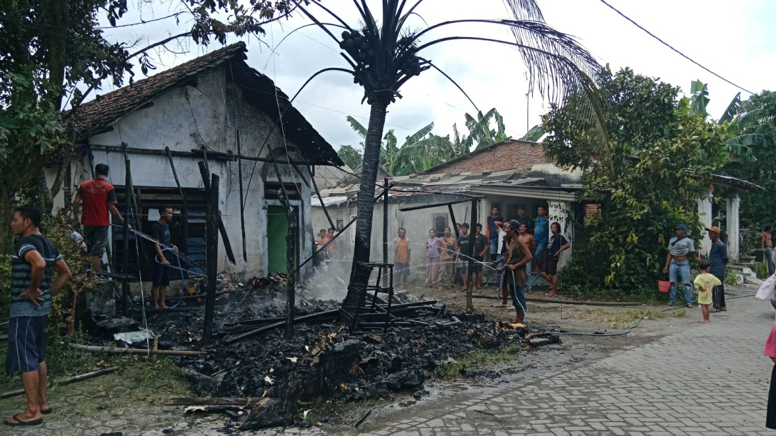 Kondisi gudang milik warga di Jombang yang ludes kebakaran
