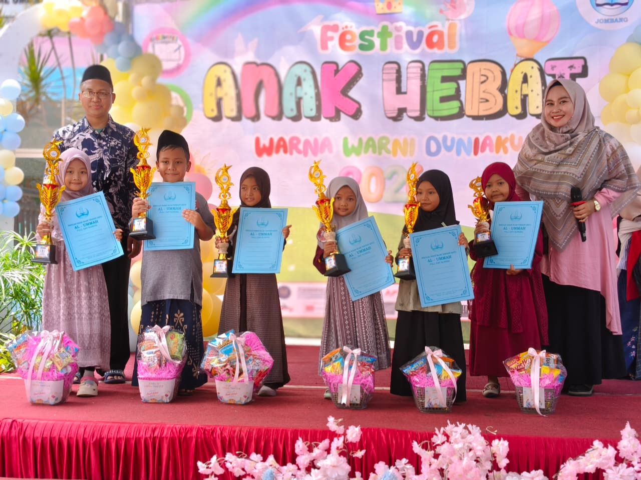  BERPRESTASI: Para juara lomba Festival Anak Hebat (FAH) SDIT Al Ummah, Sabtu (14/2).  &nbsp;