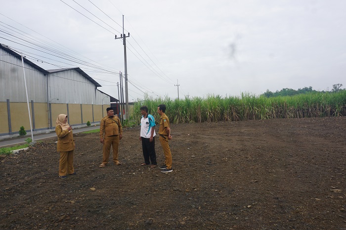 PERCEPAT PEMBANGUNAN: Kepala Desa Pundong Sri Handayani (paling kiri) dan Ketua KDMP Pundong Suratman (dua dari kanan) didampingi jajaran perangkat desa