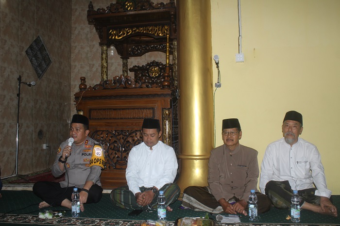 TEGAS: Kapolres AKBP Ardi Kurniawan saat ngaji pada peringatan Nuzulul Quran di Masjid Al-Hidayah Dusun Wonokerto Utara, Desa/Kecamatan Peterongan, Jumat (6/3).  &nbsp;