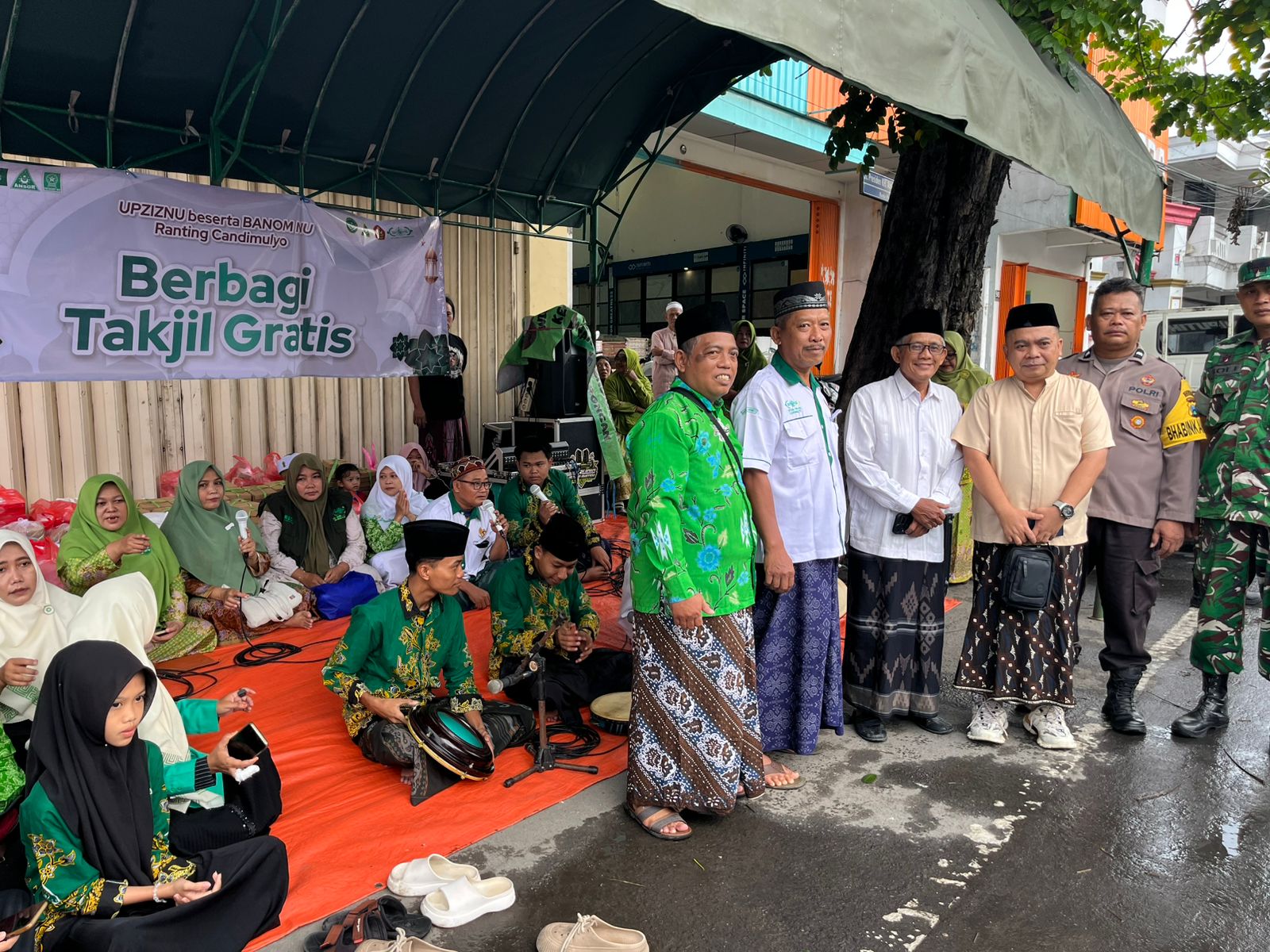 TELADAN: Wakil Ketua DPRD Jombang, HM Syarif Hidayatullah ST MMT (Gus Sentot), saat menghadiri pembagian takjil di Jalan Gus Dur yang digelar Upzis NU Candimulyo, Sabtu (7/3).  &nbsp;
