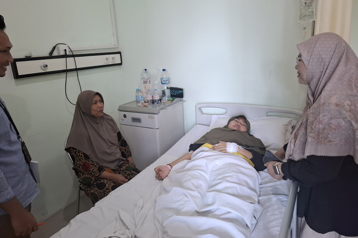 Direktur RSU PKU Muhammadiyah Mojoagung Dwi Riski Wulandari menjenguk pasien keracunan. 