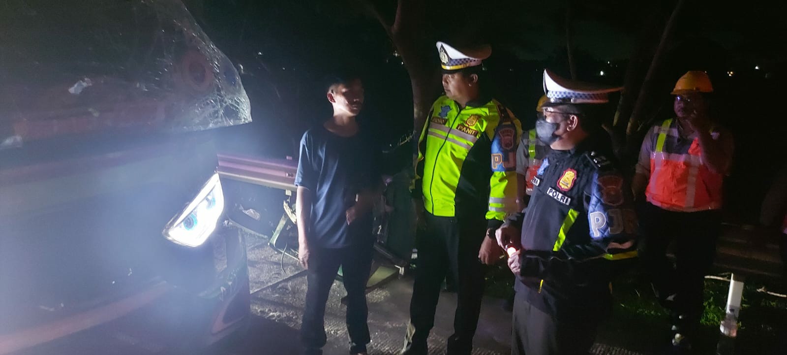 Polisi melakukan olah kejadian perkara di lokasi kecelakaan bus restu di Tol Jomo
