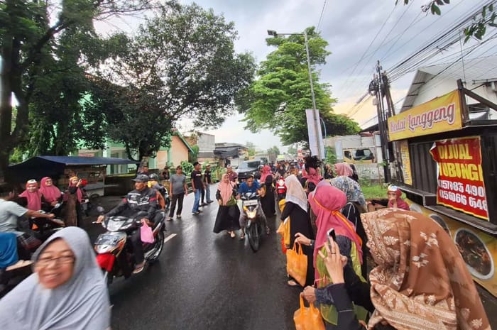 RA Muslimat Bandung 1 menggelar kegiatan berbagi 1.000 takjil gratis kepada masyarakat di bulan suci Ramadan.