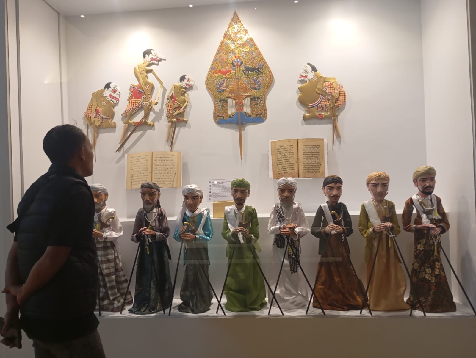   &nbsp;  NGABUBURIT: Pengunjung belajar sejarah di Museum Islam Indonesia K.H. Hasyim Asy'ari di kawasan Pondok Pesantren Tebuireng, Desa Cukir, Kecamatan