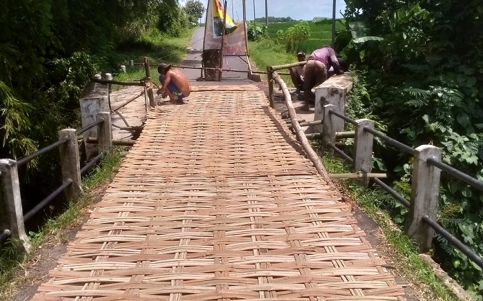   &nbsp;  BUTUH PENANGANAN: Warga gotong royong melakukan penanganan darurat jembatan rusak di Dusun Kempreng, Desa Latsari, Kecamatan Mojowarno.  &nbsp;