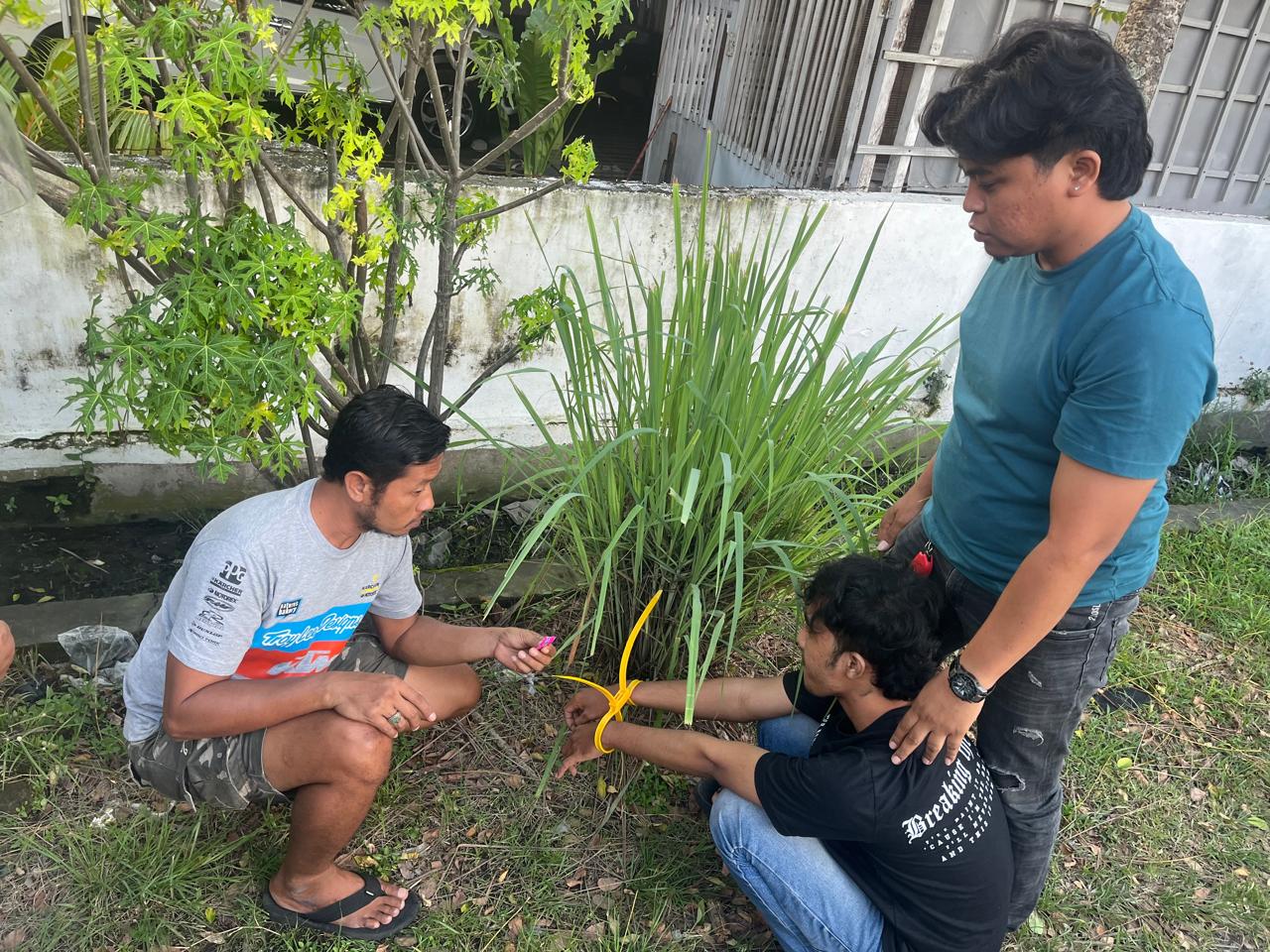 Satresnarkoba Polres Jombang menangkap seorang montir bengkel yang diduga terlibat peredaran narkotika jenis sabu. Pelaku diamankan saat berada di depan sebuah warung di Jalan Garuda, Desa Plosogeneng