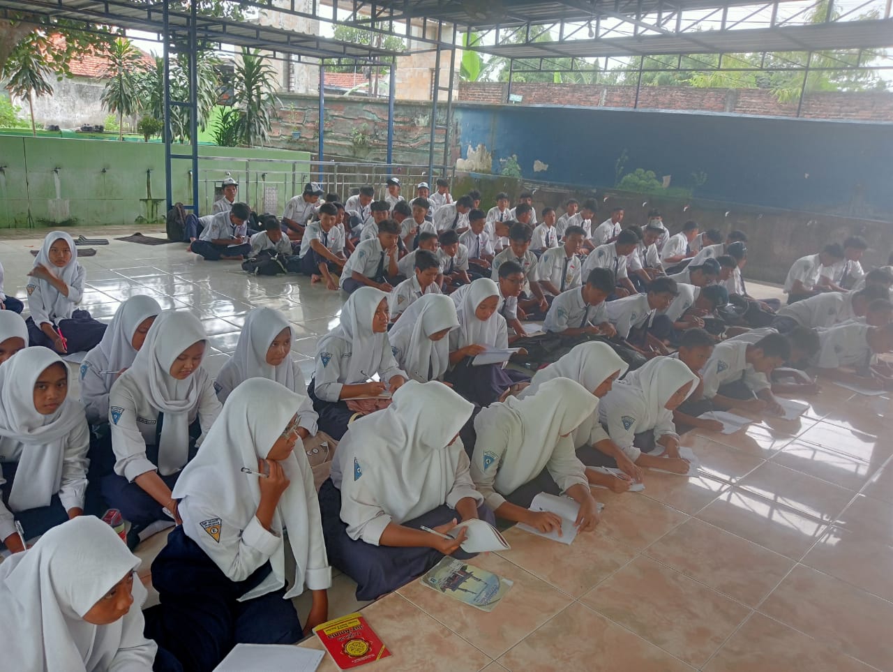 ANTUSIAS: Kegiatan pembelajaran mulok di SMPN 1 Peterongan  &nbsp;  &nbsp;