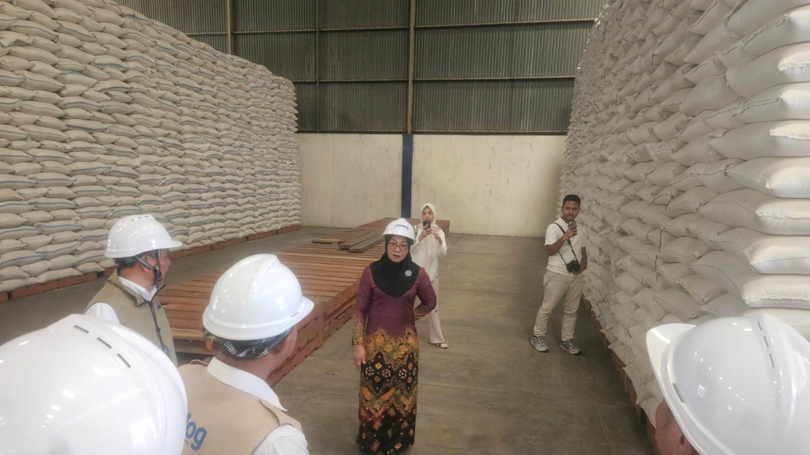   PANTAU: Anggota Komisi IV DPR RI, Sadarestuwati saat melakukan inspeksi mendadak (sidak) di gudang Perum Bulog Mojongapit, Jombang, Senin (9/3).  &nbsp;
