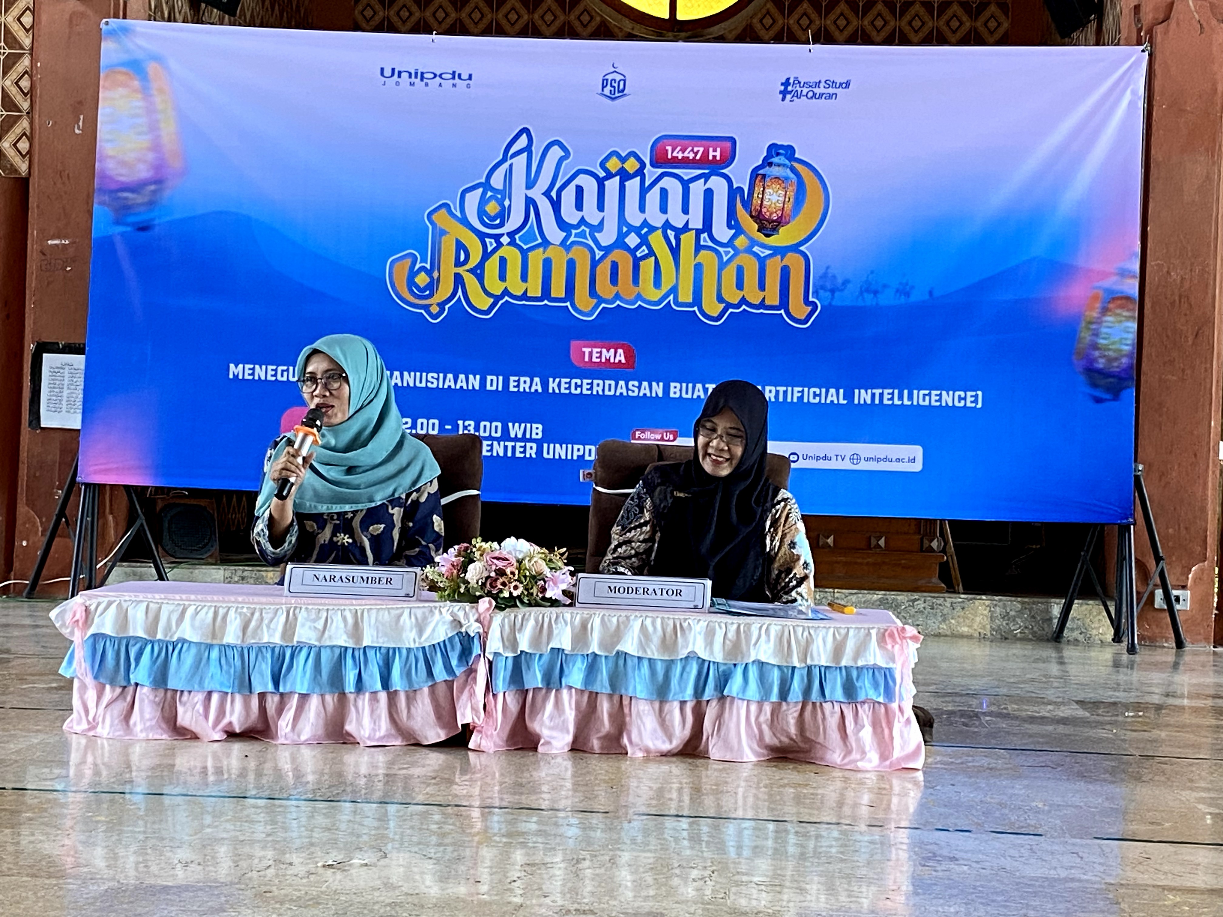   &nbsp;  &nbsp;  MENCERAHKAN: Dekan FIK Unipdu, Dr Hj Masruroh Hasyim SKepNs MKes, saat menjadi pemateri kajian Ramadan, kemarin (10/3).  &nbsp;