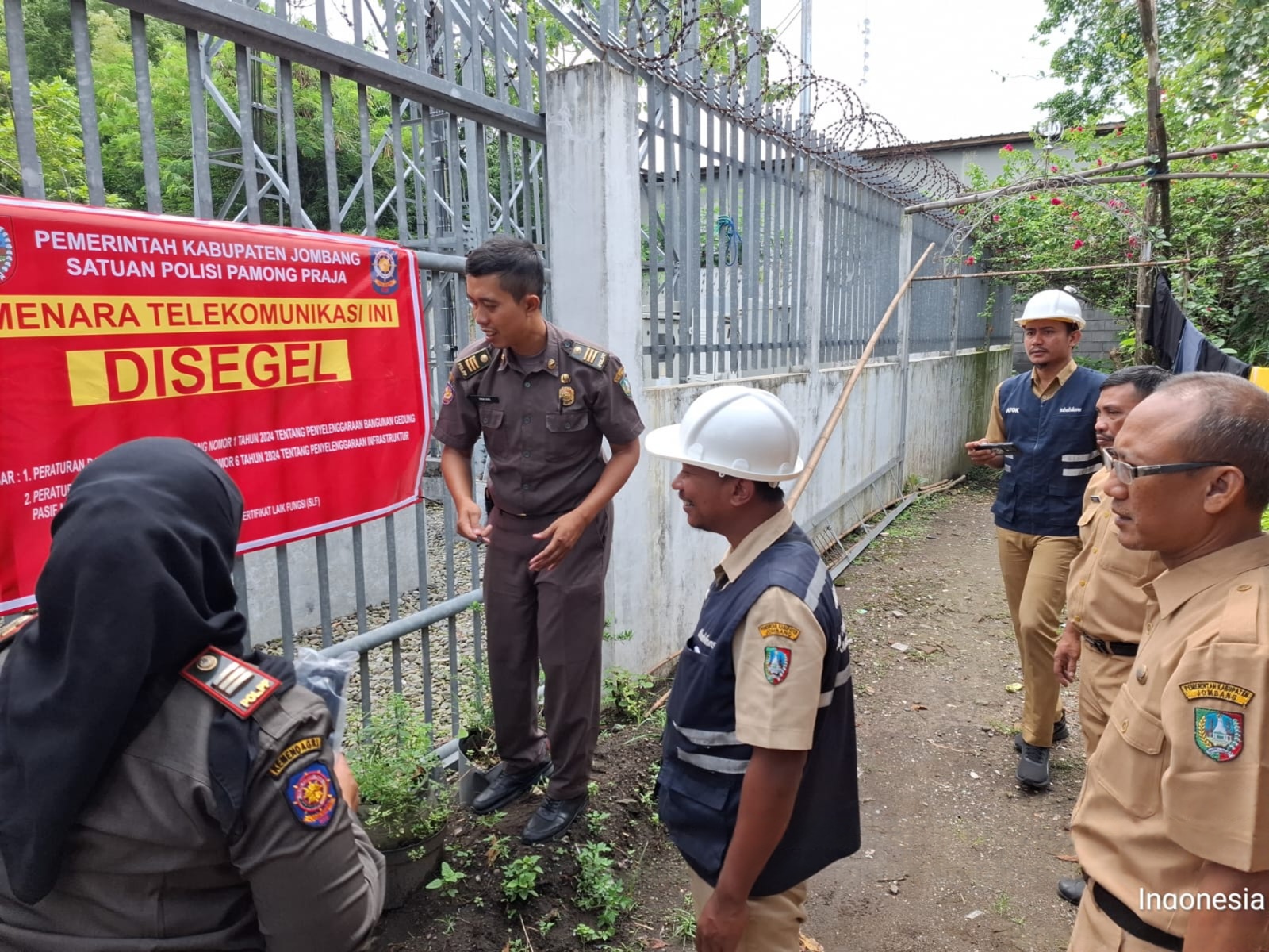   DITERTIBKAN: Petugas gabungan menyegel puluhan tower BTS di Jombang beberapa waktu lalu.  &nbsp;