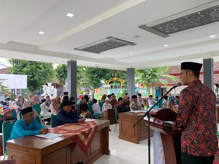  KEMBANGKAN BAKAT KEAGAMAAN: Lurah Jombatan Evodie Demas Sugandy bersama seluruh peserta dan juri festival muazin cilik di pendopo Kelurahan Jombatan, Minggu (8/3)