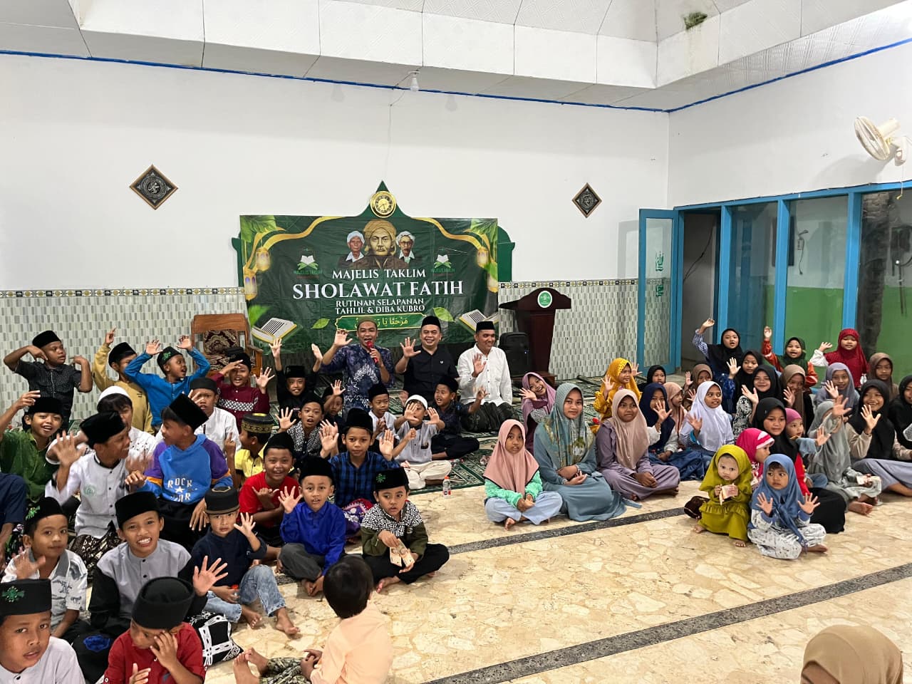 TELADAN: Wakil Ketua DPRD Jombang, HM Syarif Hidayatullah ST MMT (Gus Sentot) dan pendongeng Kak Zaki saat Safari Cerita Islami di TPQ Salawat Fatih, Dukuhmojo, Mojoagung.  &nbsp;  &nbsp;  &nbsp;