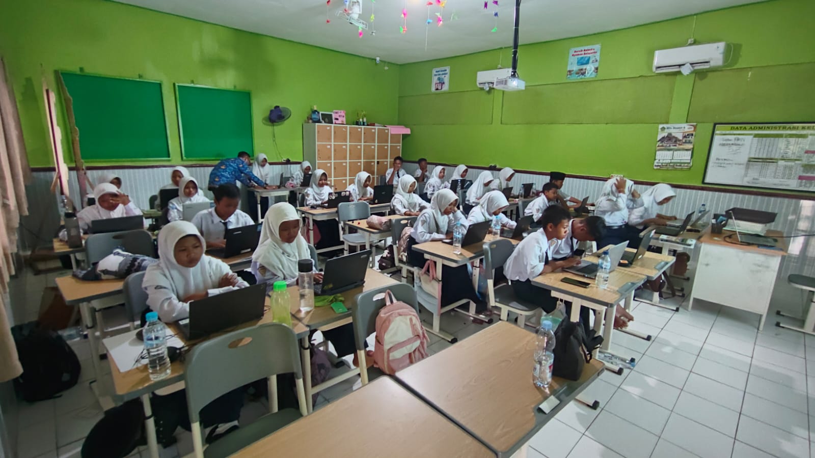 UNGGULAN: Kegiatan belajar mengajar siswa MTsN 5 Jombang di kelas Multimedia