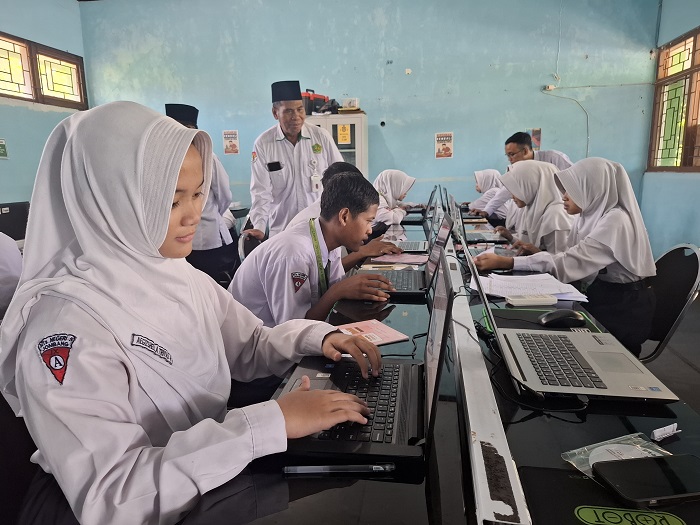   SIAP TKA: Kepala MTsN 5 Jombang, Harnoto, memantau pelaksanaan geladi TKA 2026 Selasa (10/3).  &nbsp;