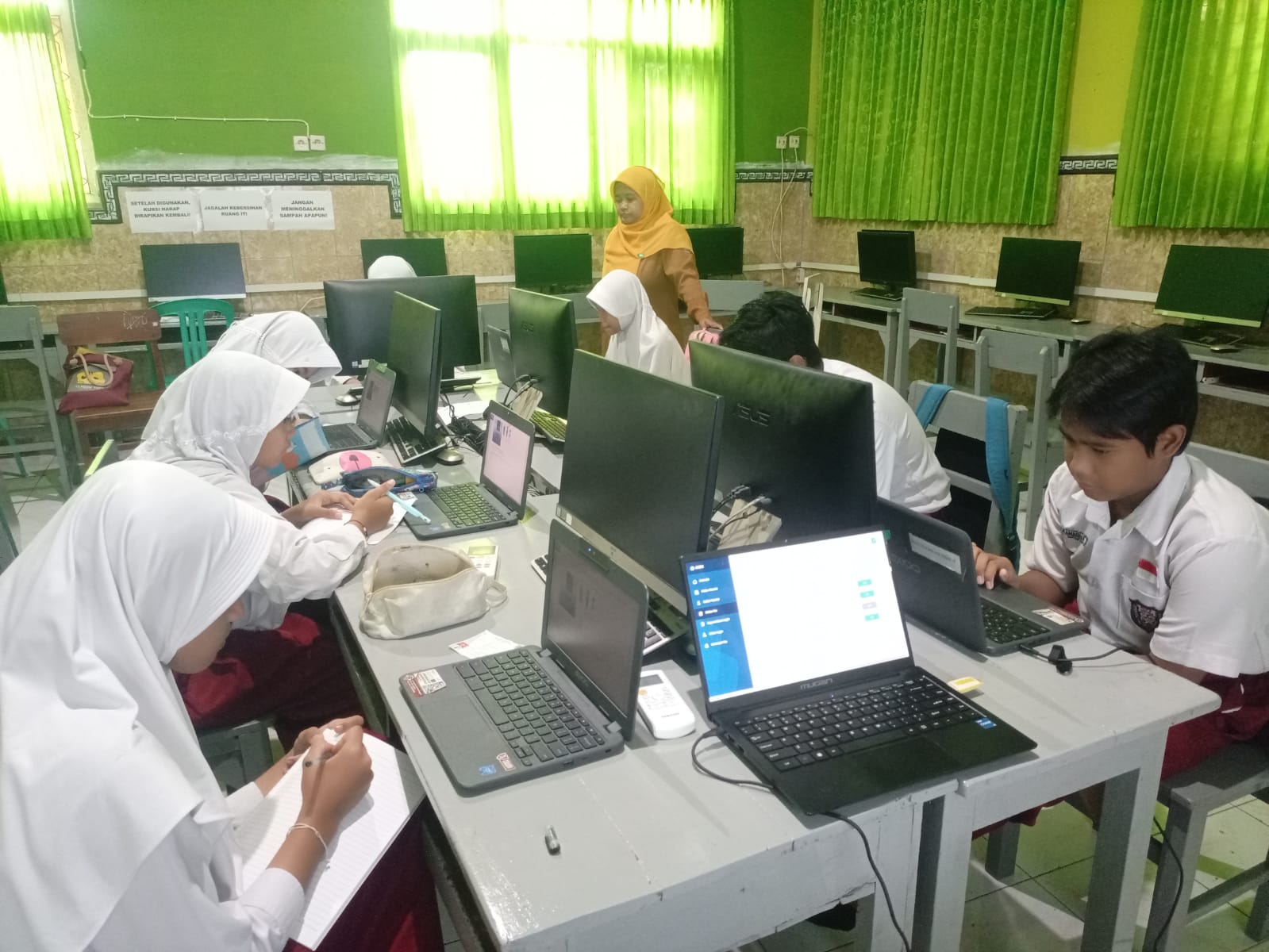 FOKUS: Siswa SDN Jombatan 1 mengikuti geladi bersih TKA di SDN Jombatan 3 Jombang, kemarin.  &nbsp;