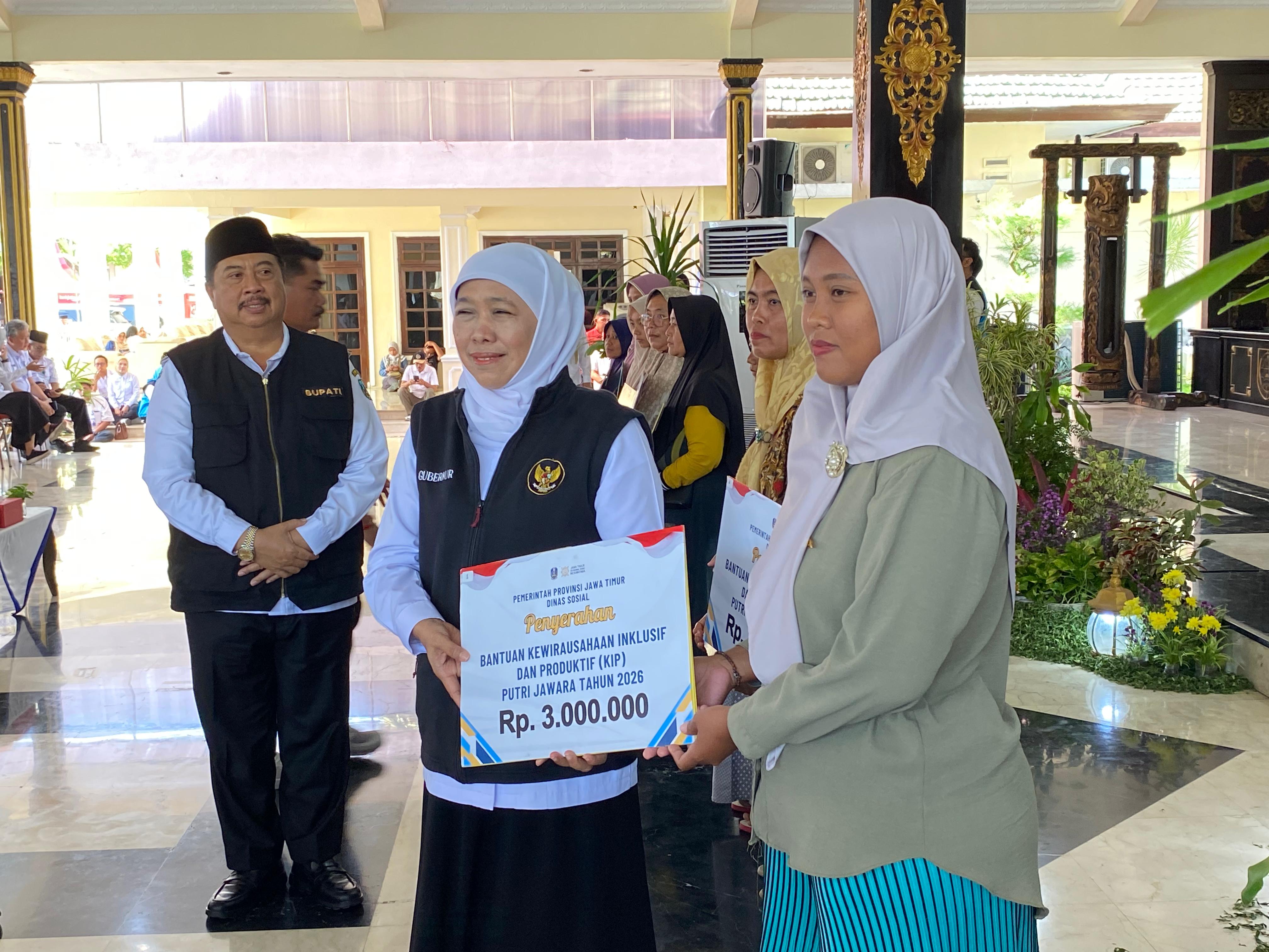   &nbsp;  DISALURKAN: Gubernur Jawa Timur Khofifah Indar Parawansa menyalurkan bansos kepada KPM di Pendopo Kabupaten Jombang kemarin (11/3).  &nbsp;  