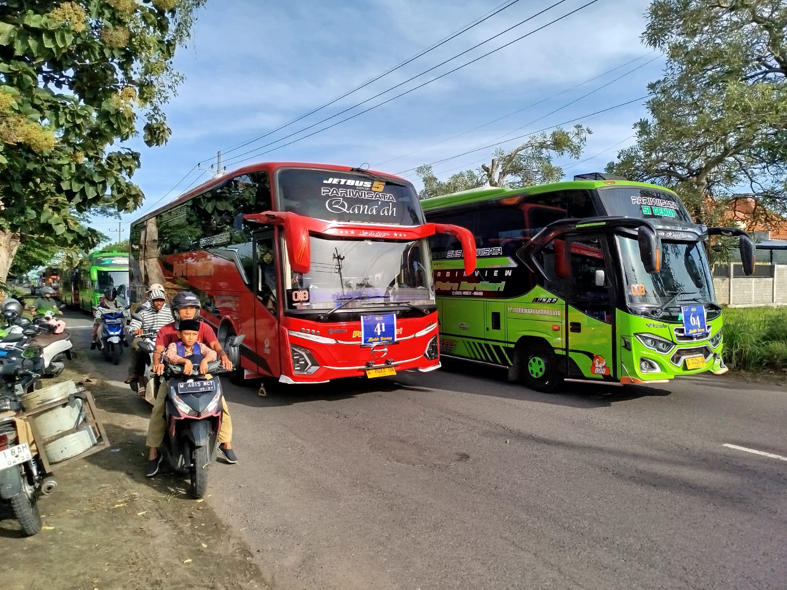   &nbsp;  IRING-IRINGAN: 78 armada Bus yang disiapkan Pondok Tebuireng berangkat mengantarkan santri pulang kampung kemarin (11/3).  &nbsp;