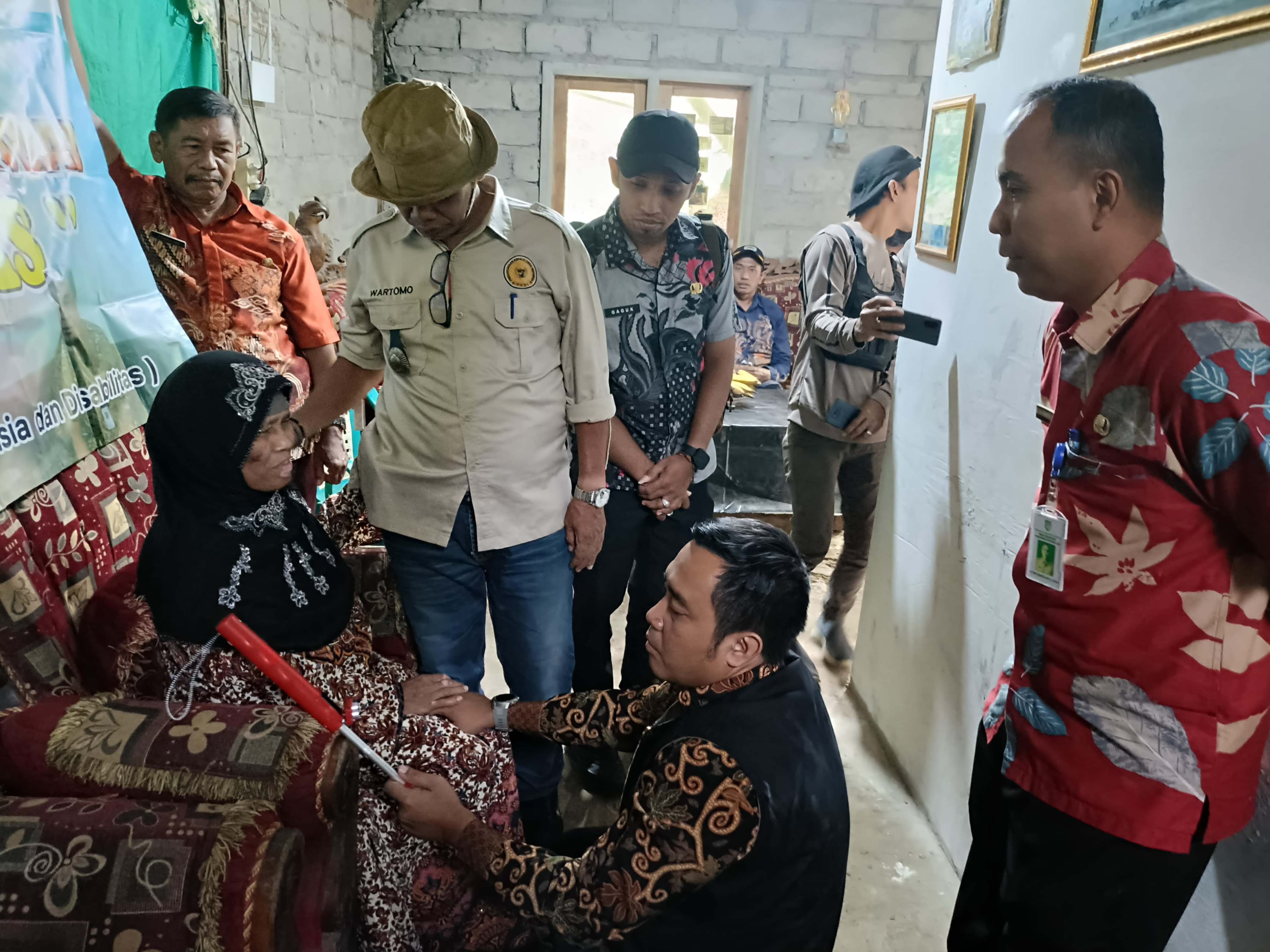  PROGRAM PEDULI SESAMA: Kepala Desa Galengdowo Wartomo bersama jajaran Forkopimcam Wonosalam saat melaksanakan program WELAS, Kamis (26/2).