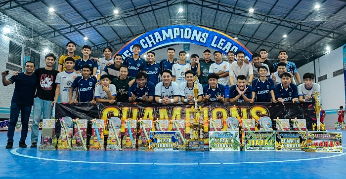  JUARA PERDANA: Seluruh anggota Bluemosphere dan Kliwon SSFC berfoto bersama setelah pertandingan final OFS Ramadhan Cup 2026, Minggu (8/3) malam. 