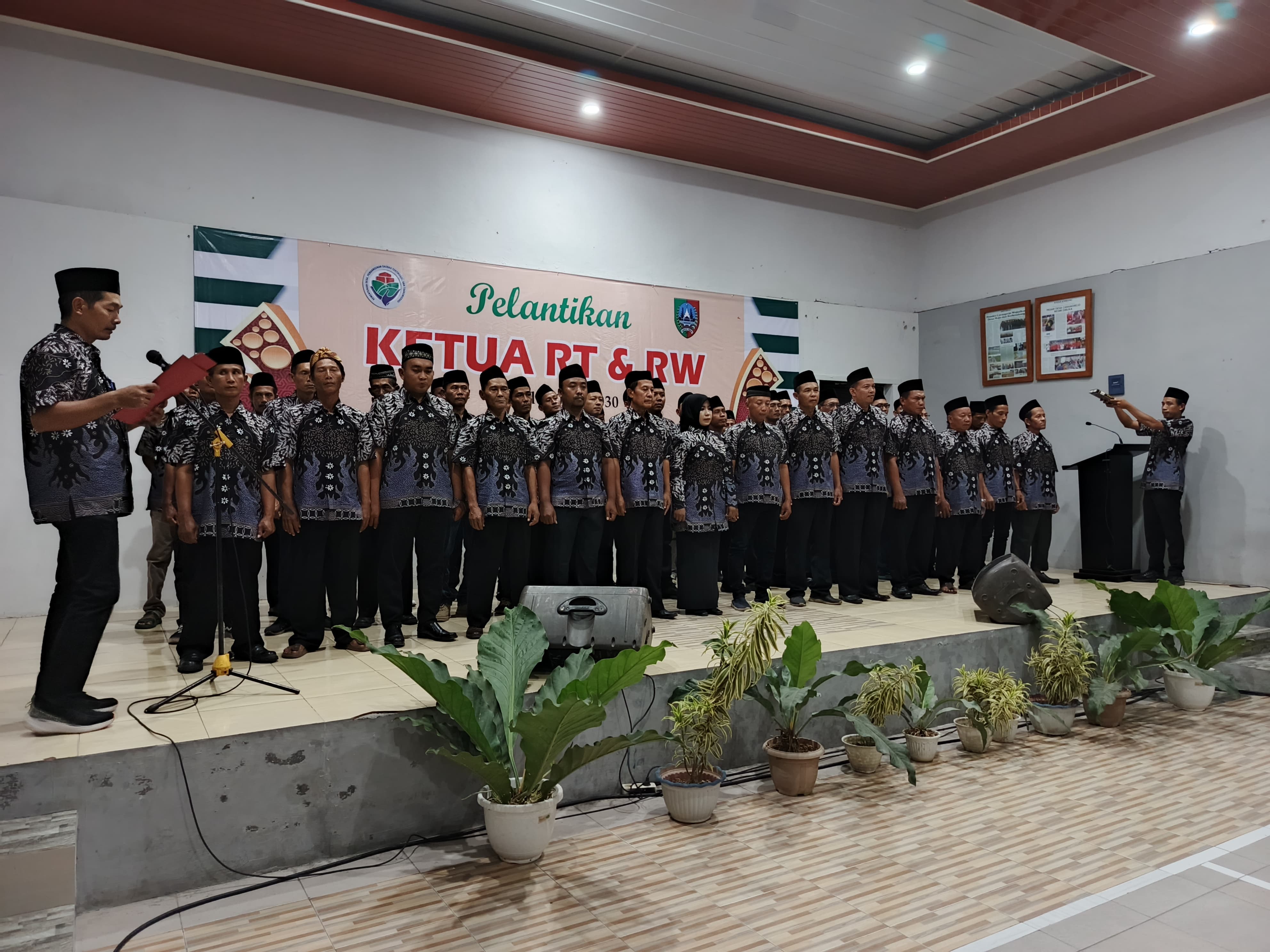  KOMPAK: Ketua RT dan ketua RW Desa Carangrejo Kecamatan Kesamben saat dilantik Kades Supriaji, (28/4). 