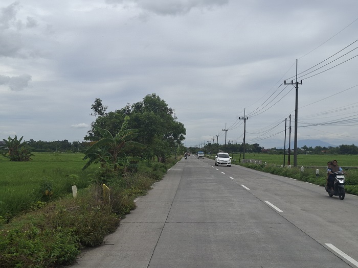   &nbsp;  MINIM PJU: Jalan kabupaten ruas Kabuh-Tapen di Kecamatan Kabuh belum dilengkapi PJU.  &nbsp;