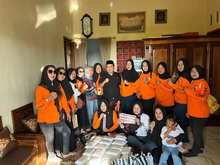 TELADAN: Wakil Ketua DPRD Jombang, HM Syarif Hidayatullah ST MMT (Gus Sentot), bersama&nbsp; Srikandi Pemuda Pancasila membagi takjil di Karangdagangan Kecamatan Bandarkedungmulyo, Rabu (4/3).  &nbsp;  