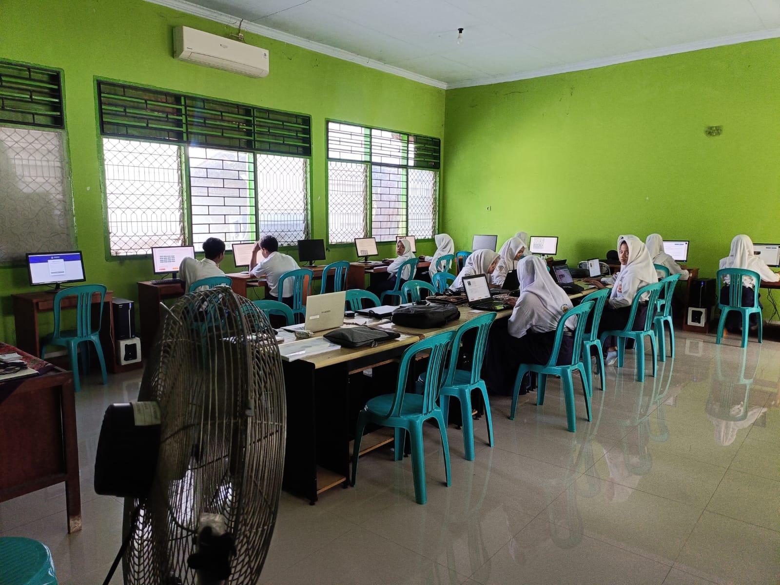 FOKUS: Siswa SMPN 1 Sumobito saat mengikuti geladi bersih TKA, kemarin.  &nbsp;