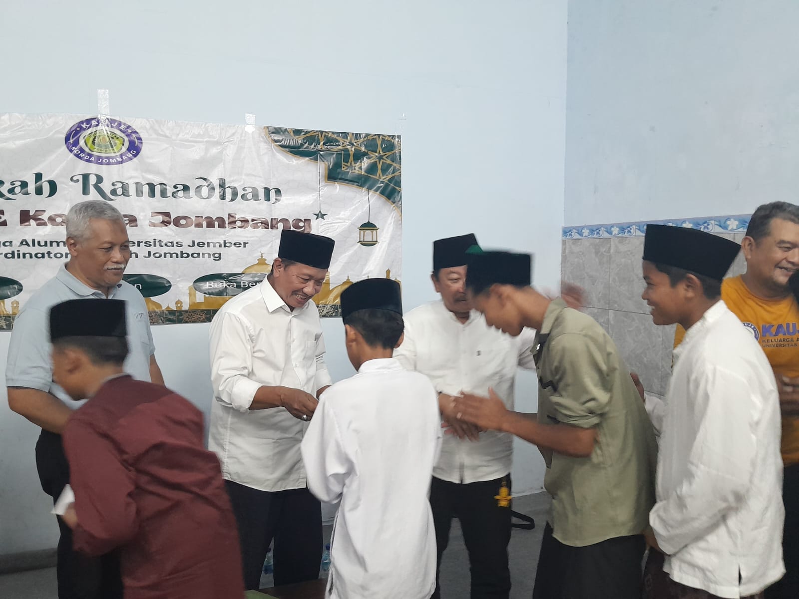 Kegiatan buka bersama dan santunan anak yatim yang digelar KAUJE Korda Jombang di Panti Asuhan At Tohir