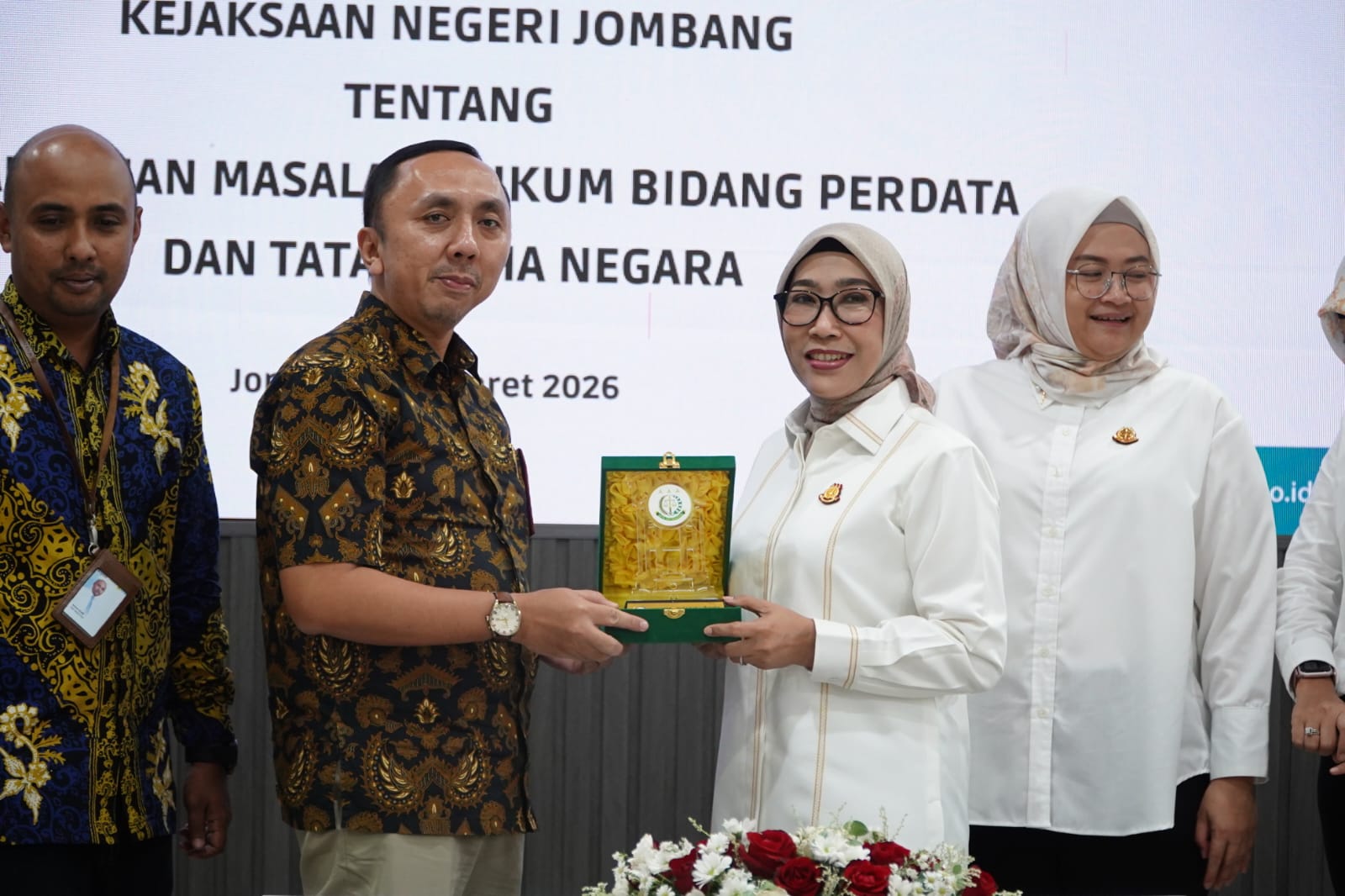 KERJA SAMA: Manajer PLN UP3 Mojokerto Muhammad Syafdinnur bersama Kepala Kejari Jombang Dyah Ambarwati menandatangani kerjasama kemarin.