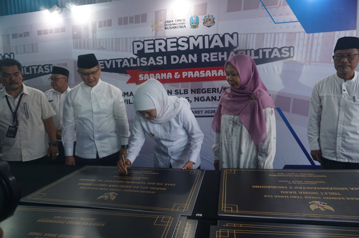 Gubernur Jawa Timur, Khofifah Indar Parawansa meresmikan revitalisasi dan rehabilitasi puluhan sekolah jenjang SMA, SMK, dan SLB di Jombang