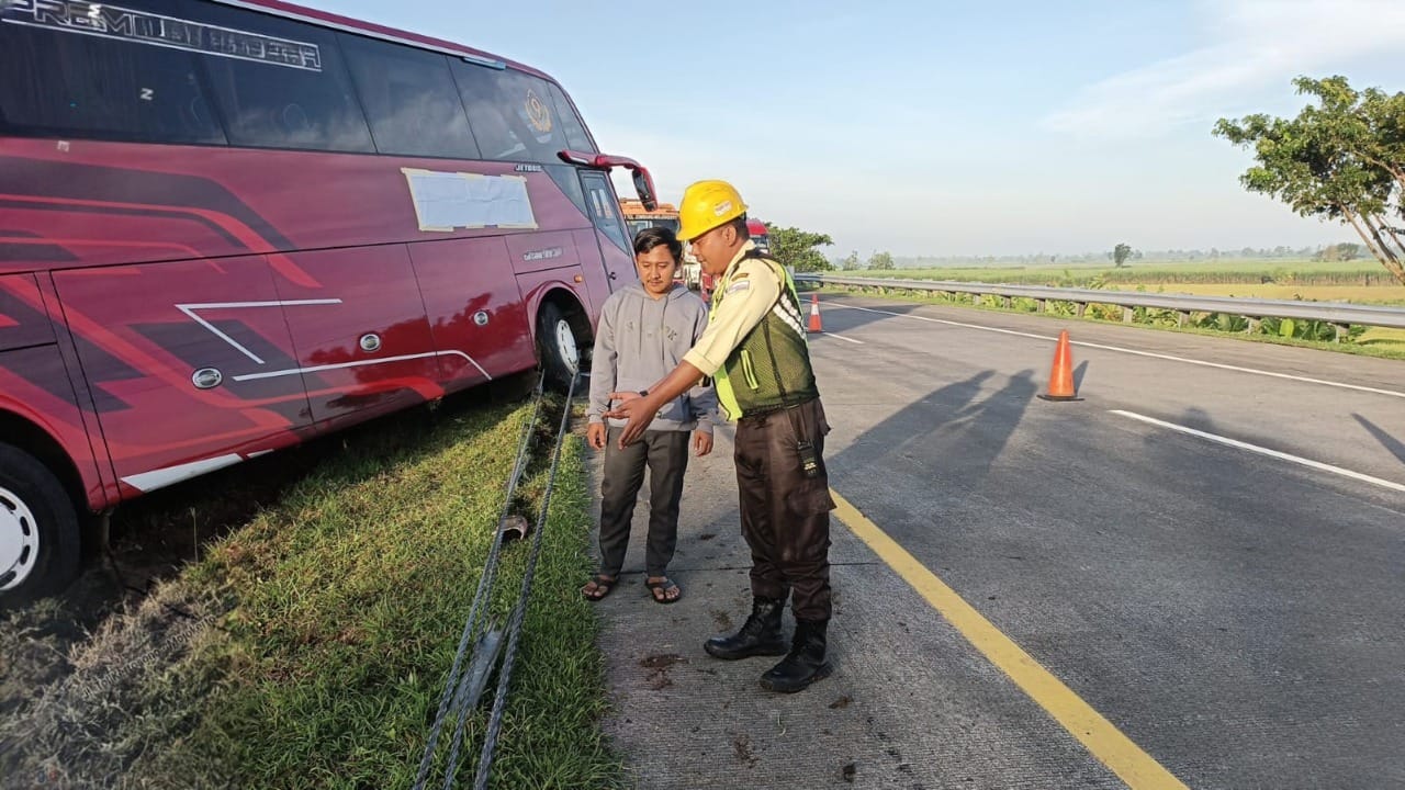 Kecelakaan lalu lintas tunggal terjadi di ruas Tol Jombang&ndash;Mojokerto KM 676+600 B, Jumat (13/3) dini hari.  Sebuah bus pariwisata terperosok ke median jalan setelah diduga pengemudinya mengantuk 