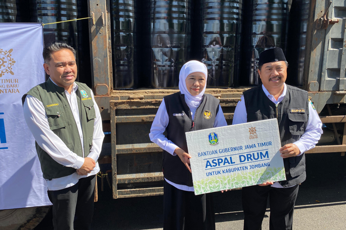   DISERAHKAN:  Gubernur Jawa Timur Khofifah Indar Parawansa memberikan bantuan kepada Bupati Warsubi kemarin (11/3).  &nbsp;  