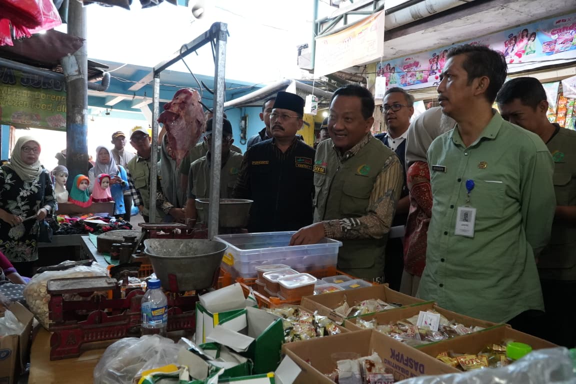   &nbsp;  PANTAU: Sekretaris Daerah Kabupaten (Sekdakab) Jombang Agus Purnomo saat sidak di Pasar Ploso kemarin (13/3).