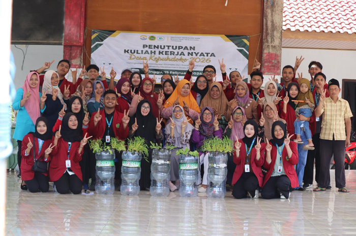  KOLABORASI: Kepala Desa Kepuhdoko Inasaroh bersama kalangan akademisi saat menutup kegiatan budidaya aquaponik di pendopo kantor Desa Kepuhdoko, Minggu (15/2) pagi.