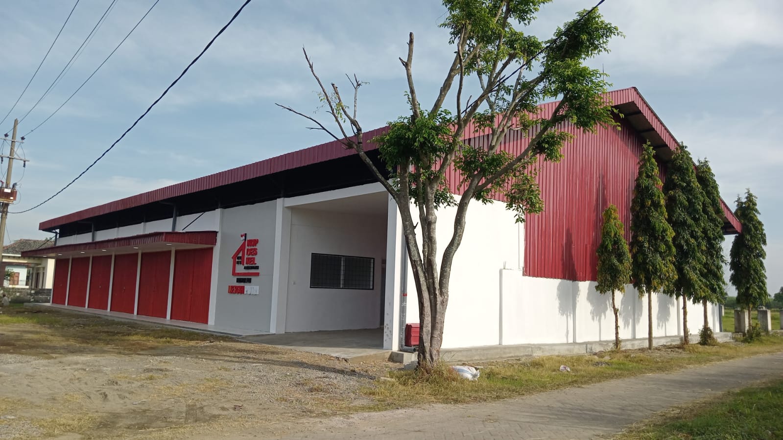  &nbsp;  BELUM BEROPERASI: Pembangunan gedung dan gerai KDKMP di salah satu desa di Kecamatan Gudo yang sudah tuntas.  &nbsp;