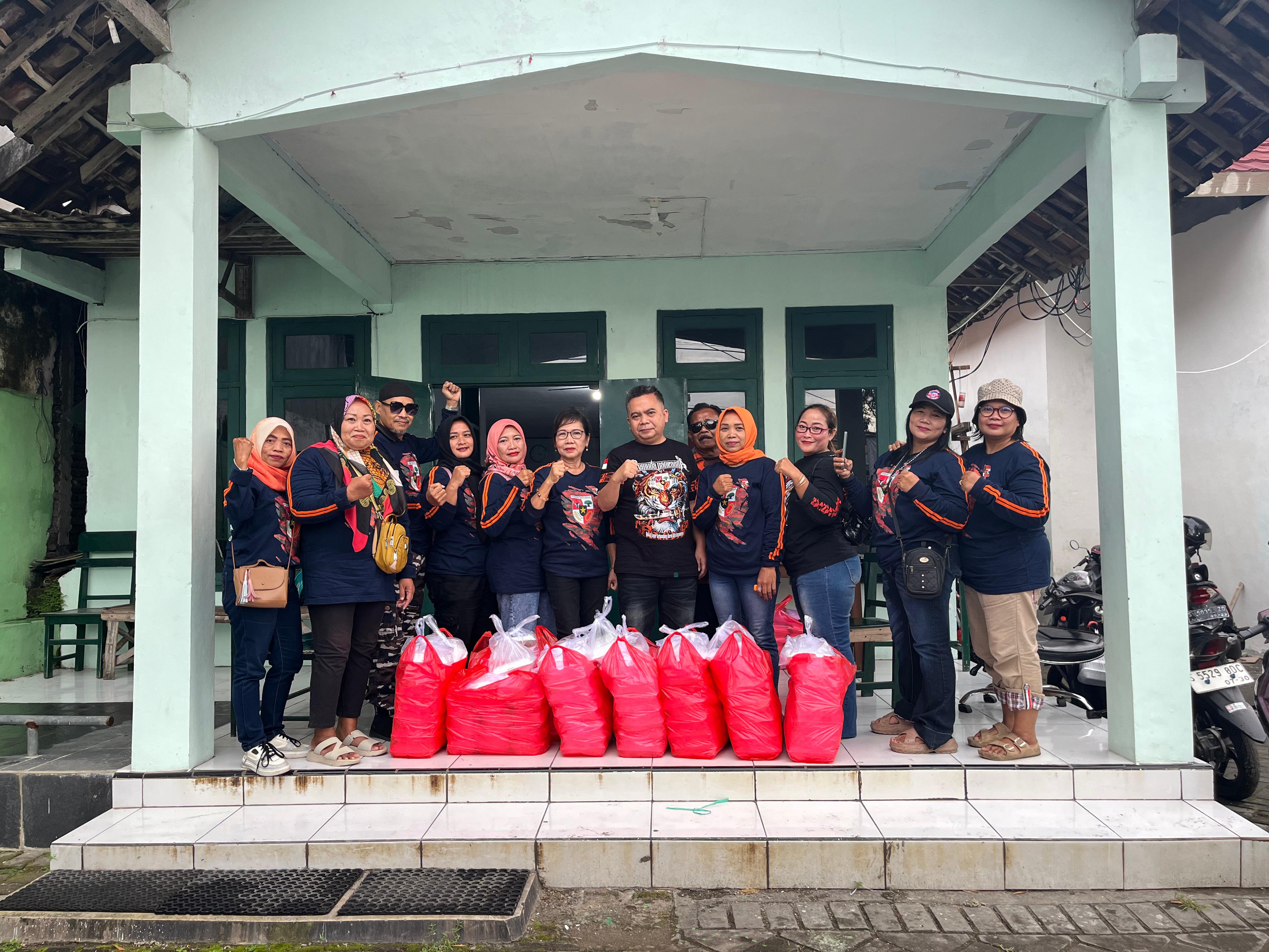 TELADAN: Wakil Ketua DPRD Jombang, HM Syarif Hidayatullah ST MMT (Gus Sentot), saat bagi takjil bersama KOTI dan Srikandi Pemuda Pancasila Kecamatan Gudo di depan Koramil, Gudo, Minggu (8/3).