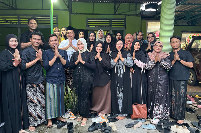 TELADAN: Wakil Ketua DPRD Jombang, HM Syarif Hidayatullah ST MMT (Gus Sentot), saat buka bersama dan santunan anak yatim-duafa bersama HARPI di Dusun Corogo, Janti, Jogoroto, (6/3).  &nbsp;